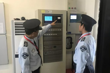 你们辛苦了！ 双节期间坚守岗位的三毛保安