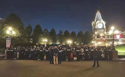 绚烂烟花下的浪漫“守护者” 三毛保安顺利完成迪士尼度假区疫情协查行动