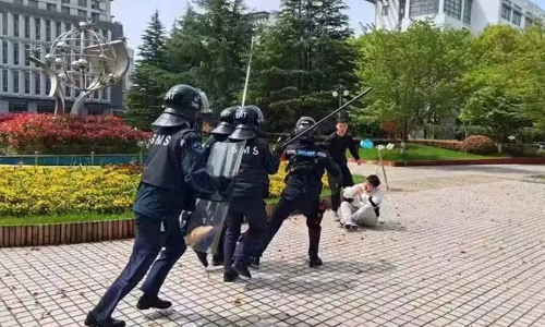 【构筑安全防线 守护校园平安】三毛保安驻上海商学院保安队开展反恐防暴演练
