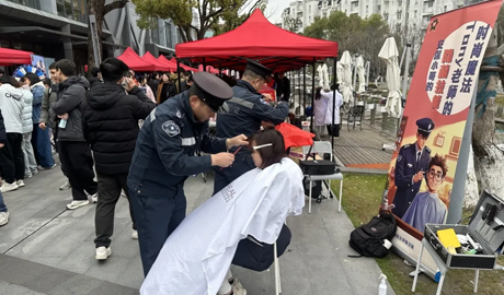 【雷锋精神在校园绽放】三毛保安开展志愿服务活动