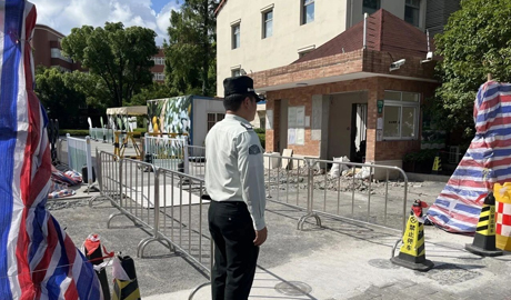 校园改造不停歇  三毛保安守平安